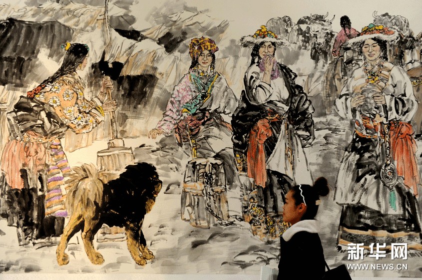 11月13日，一位觀眾在河南省博物院觀看展覽作品《雪域人家》。