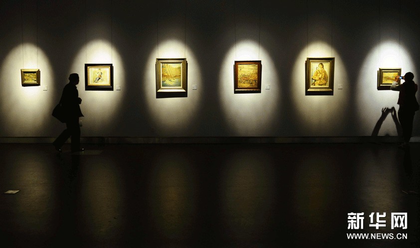 11月14日，參觀者在浙江美術館欣賞林達川的油畫作品。