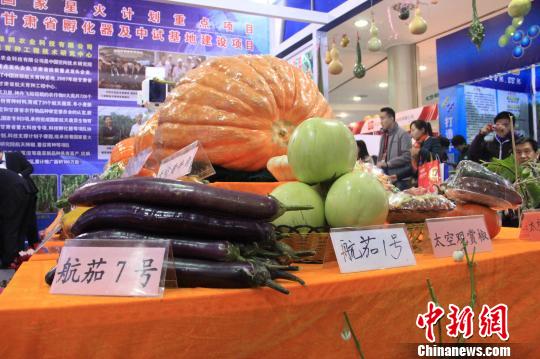 楊淩農高會展區內被貼上“太空”標簽的農産品。　記者 張一辰　攝