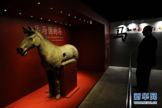 作為2012年土耳其“中國文化年”主要活動之一的“華夏瑰寶展”，2012年11月20日晚在土耳其最大城市伊斯坦布爾的老皇宮博物館開幕，展覽選擇了來自中國的故宮博物院、上海博物館、陜西歷史博物館、陜西省考古研究院、秦始皇帝陵博物院等11家文博機構的文物精品101件（組），其中包括來自秦始皇帝陵博物院的5件兵馬俑。圖為參觀者欣賞兵馬俑。馬研 攝 圖片來源：新華網