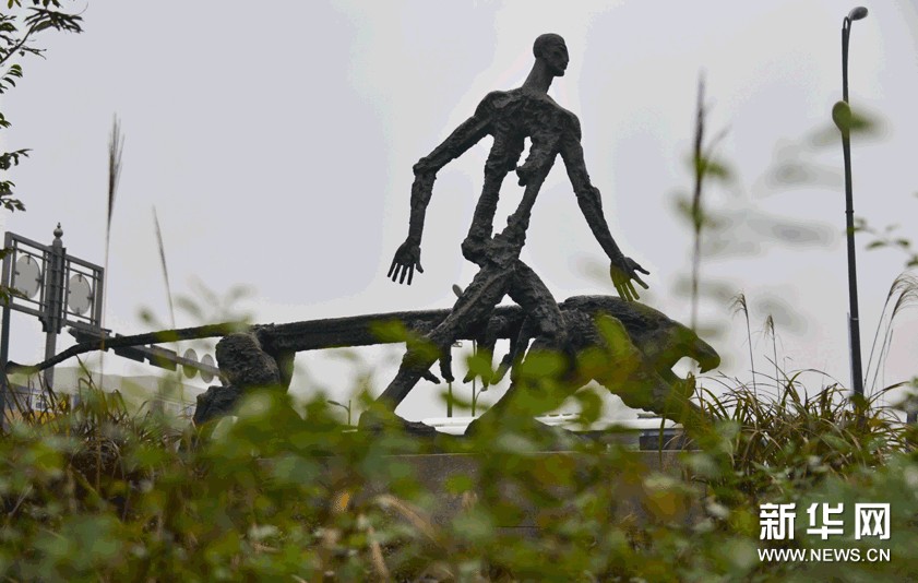  這是一件名為“我們同行”的雕塑，展現人與猛獸一同穿行在田野的場景（11月23日攝）。