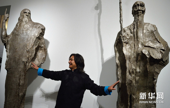 11月23日，在意大利羅馬威尼斯宮，中國雕塑家吳為山介紹以達芬奇和齊白石為主題的作品。新華網圖片 王慶欽 攝