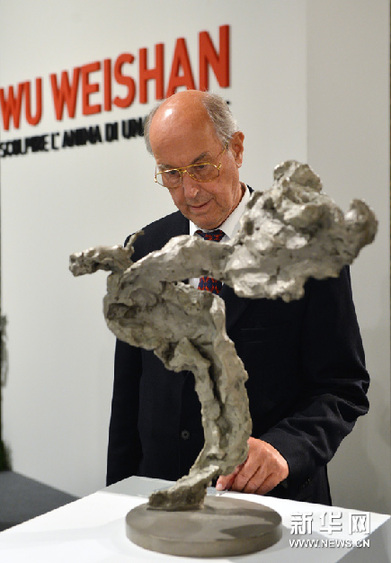 11月23日，在意大利羅馬威尼斯宮，一位意大利觀眾欣賞中國雕塑家吳為山的作品《李白》。新華網圖片 王慶欽 攝