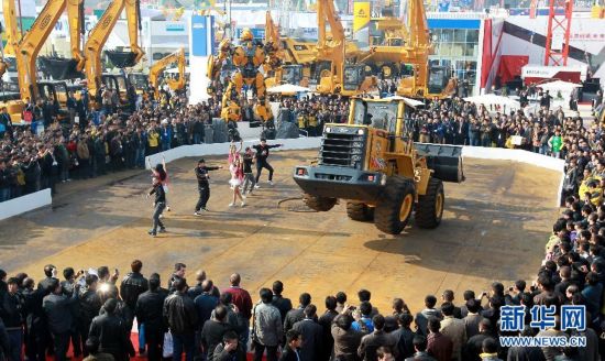 11月27日，一台鏟車在博覽會現場表演特技。新華社記者 裴鑫 攝
