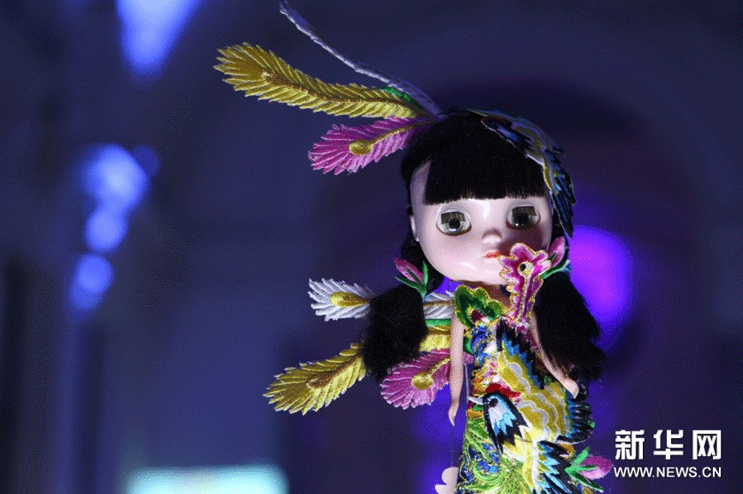11月26日，在法國巴黎小皇宮展覽館，許茗設計的中國娃娃亮相聯合國兒童基金會名師設計布娃娃展。
