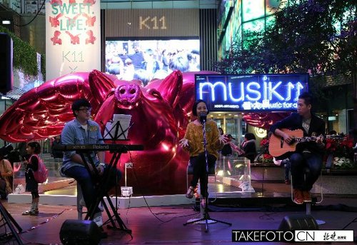 12月1日，幾名年輕藝人在香港K11為顧客表演。