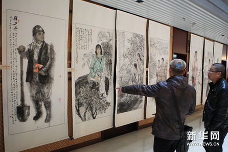 12月1日，觀眾在欣賞紀念路遙中國名家書畫作品展。