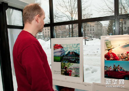 12月22日，參觀者在瑞典斯德哥爾摩國王花園影廊欣賞“大美新疆”攝影展圖片。新華網圖片 劉一楠 攝