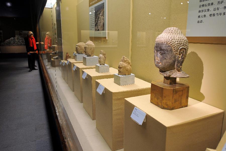 12月25日，參觀者在“文明的足跡中國社會科學院考古研究所優秀成果展”上參觀。
