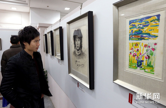 1月1日，中國F1賽車手馬青驊在觀賞展出的畫稿作品。新華網圖片 凡軍 攝