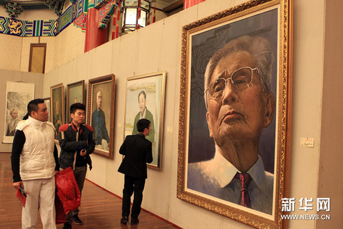 1月6日，觀眾在活動現場欣賞由全國20位畫家為10位大師創作的畫作。新華網圖片 張燕輝 攝