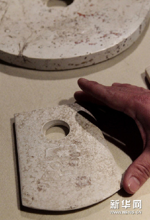 1月10日，來賓在觀看史前良渚文化玉器標本。新華網圖片 汪永基 攝