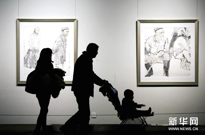 1月24日，參觀者在江蘇省美術館欣賞繪畫作品。