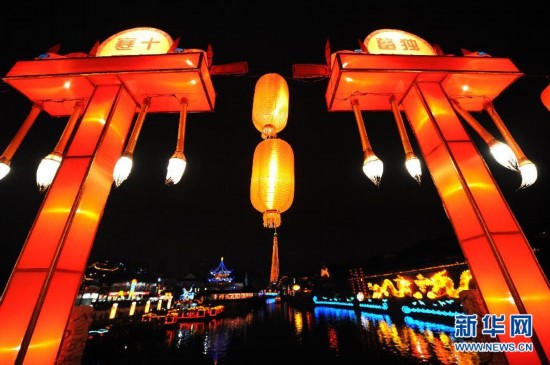 2月6日，南京夫子廟前的秦淮河沿岸綵燈齊放。