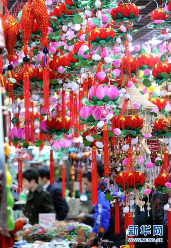 2月6日，遊人在南京夫子廟街區的一家商店裏參觀選購秦淮花燈等工藝品。