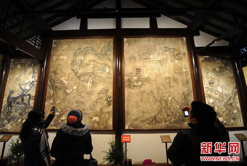 2月7日，幾位觀眾在參觀太平天國磚墻壁畫。新華網圖片 孫參 攝