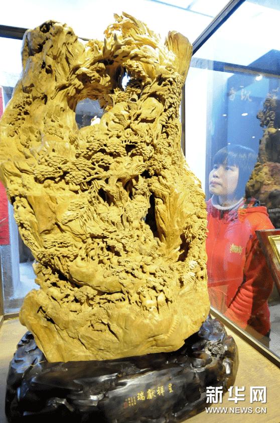 2月5日，市民在沉香木雕預展會上欣賞鄭春輝的沉香木雕作品《呈祥獻瑞》。