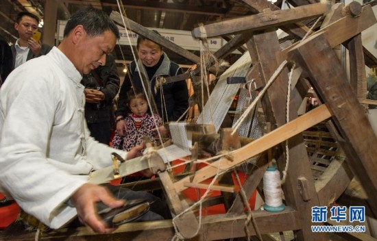2月28日，中國非物質文化遺産“榮昌夏布”折傳承人在現場為市民展示織布工藝。