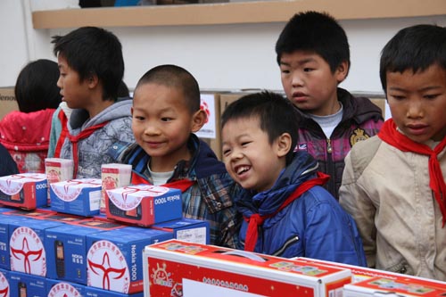 雲南昭通彝良毛坪小學的同學們對收到捐贈物品感到非常開心
