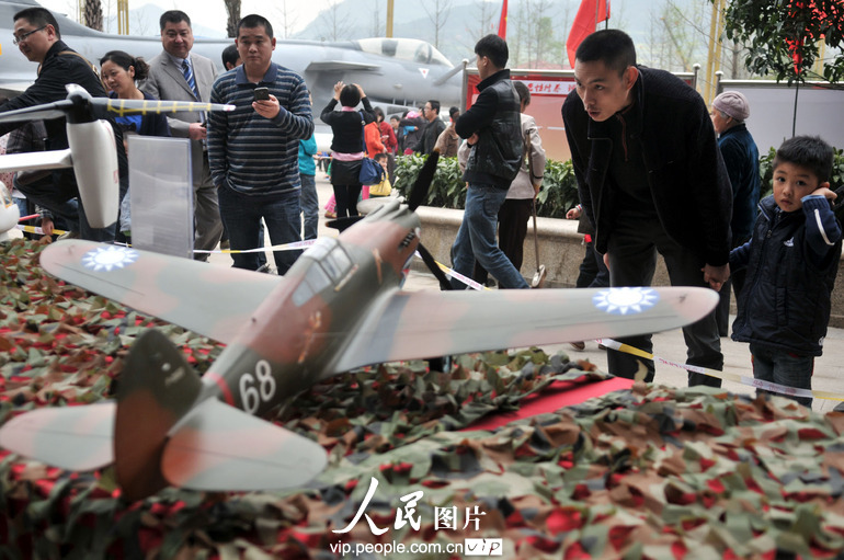 南充市“崛起中國•中國軍隊新裝備展”吸引市民參觀。
