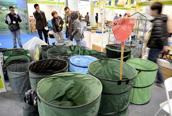 3月21日，在第6屆中國（杭州）國際花園、戶外傢具及休閒用品展覽會上，參觀者在查看各種款式的樹葉收容桶。　　新華社發（施健學 攝）