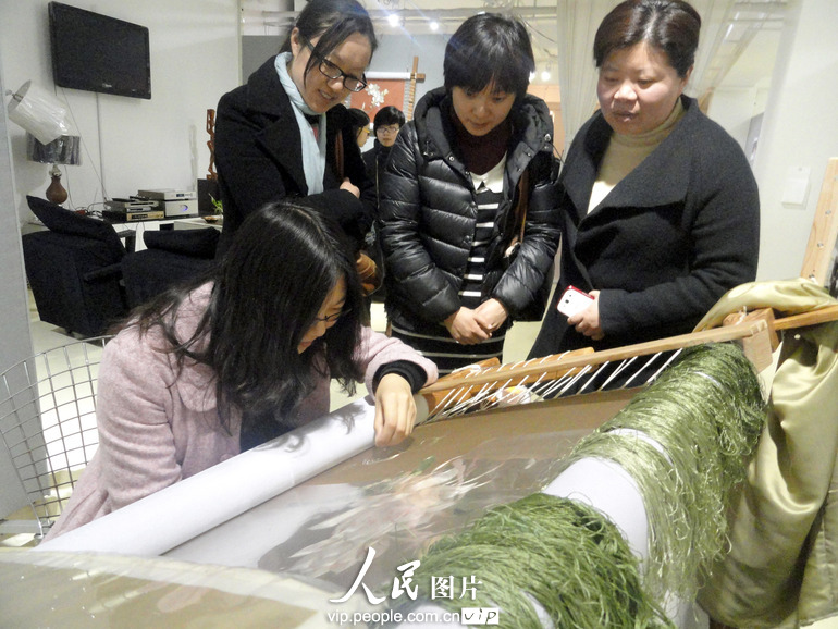3月27日，蘇州刺繡新人楊敏華在蘇州肯達美術館展示刺繡技藝。