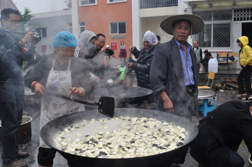 伙食團儲備的糧食，也僅能維持一天左右，唐世昌説，只要能維持一天，他們就要堅持一天。記者伍婷婷 攝