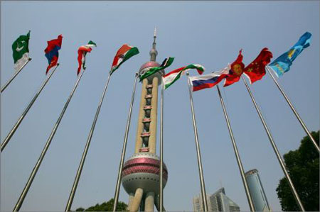 上海合作組織所有成員國的旗幟在上海國際會議中心廣場前飄揚。