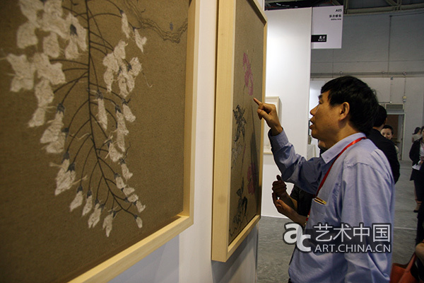 “藝術澳門”博覽會學術講座主持王魯湘在展覽現場