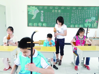 賀俊麗教學生們學習樂器