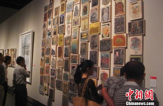 數位觀賞者端看交流國家一級美術師劉春傑的《私想著組畫》。　盛捷　攝