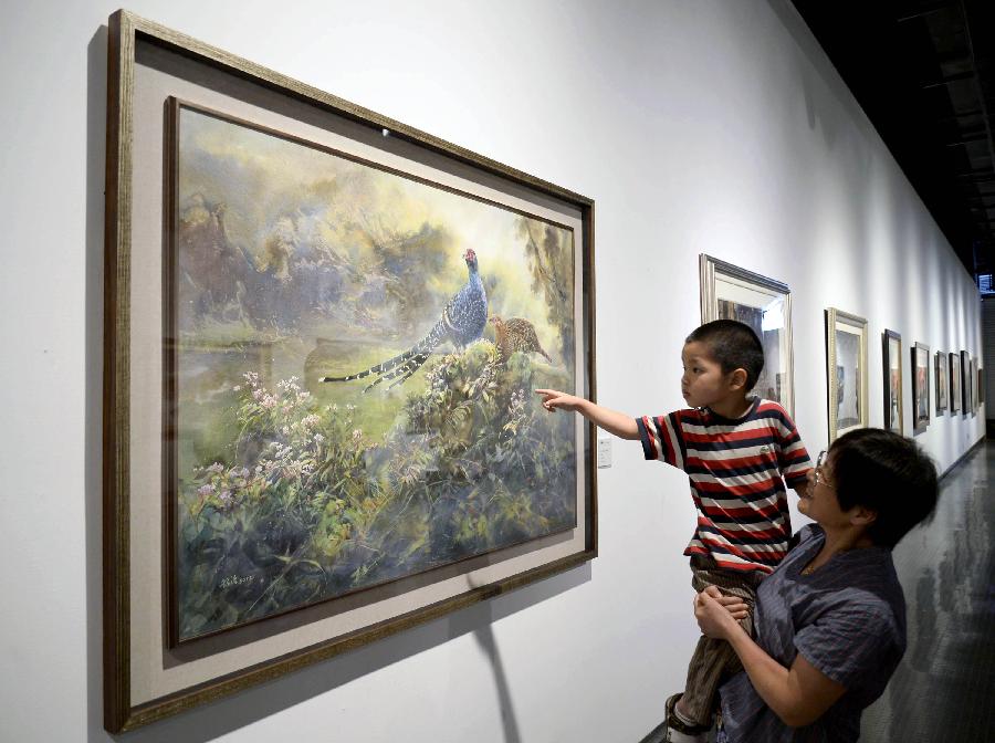 7月6日，觀眾在“2013台中市大墩美展文化交流展”上欣賞水彩畫作品《情深》。