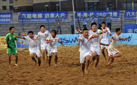 中國隊球員在點球獲勝後慶祝