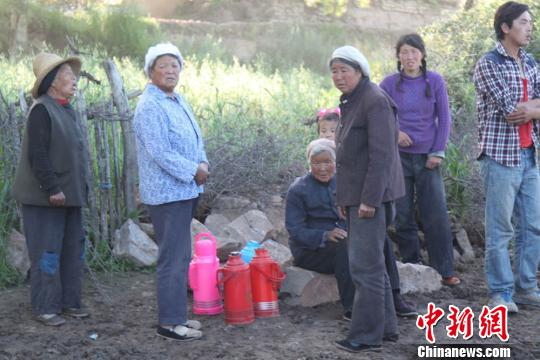 甘肅地震首夜：民眾有家不能回半夜跳動取暖