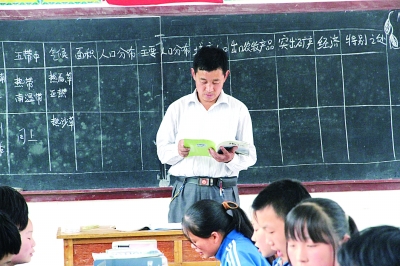 軒雲湘在給學生上地理課。資料照片