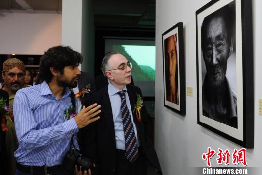 “意會中國——巴基斯坦藝術家來華采風創作作品展”23日在位於北京的798藝術區內開幕。巴基斯坦著名畫家阿克拉姆表示：“你們的國家很美麗，從人們的表情上能感到他們生活得輕鬆快樂，對未來充滿希望。”　王曦　攝
