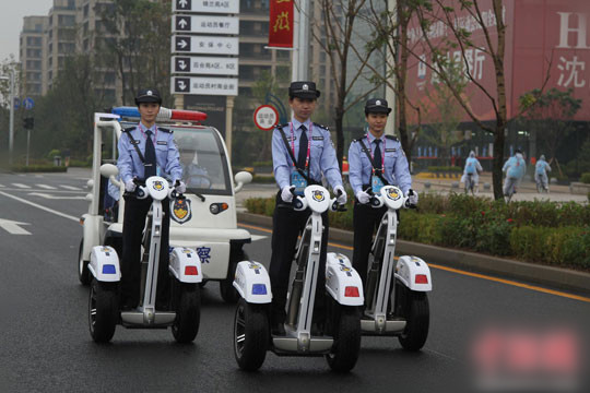女巡警駕駛電動平衡巡邏車在全運村內執行巡邏任務