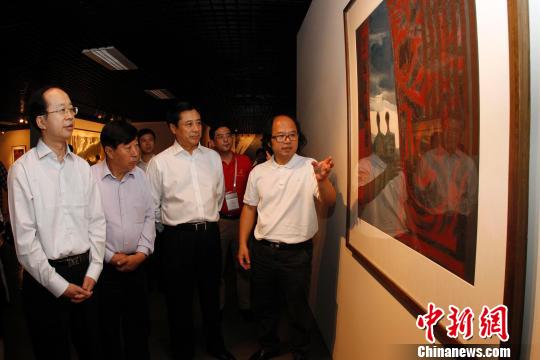 文化部副部長董偉（前右二），中國文聯黨組成員、副主席左中一（左一），中國文聯副主席、中國美協主席劉大為（左二），中國國家畫院副院長張曉淩（右一）等參觀展覽。　鐘欣　攝