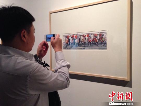 英國水彩畫家大衛`帕斯基特作品《杭州福運單車》受追捧。　郭麗麗　攝