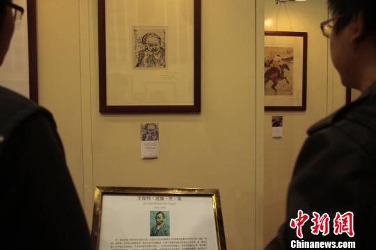 圖為畫謎觀看梵高的真跡版畫《加歇醫生的肖像》。　連肖　攝