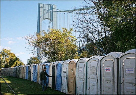 紐約馬拉松賽終點靜候跑者的臨時廁所
