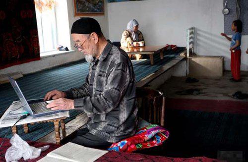 一位東乾老人在使用筆記本電腦。（圖片來自網絡）