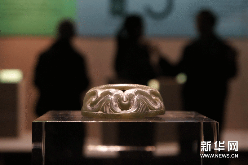 這是12月24日在杭州良渚博物院拍攝的玉雕斜口短筒形器。