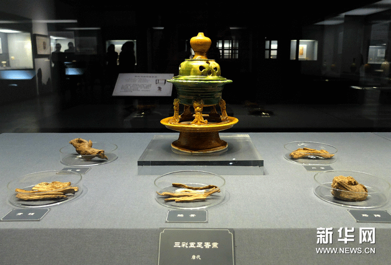 這是1月8日拍攝的唐代香薰爐和我國古代常用的香料品種樣品。