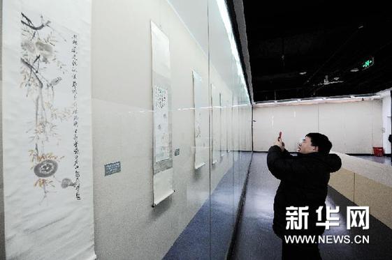    1月9日，參觀者在齊白石先生的畫作前拍照留念。新華網圖片 王松 攝