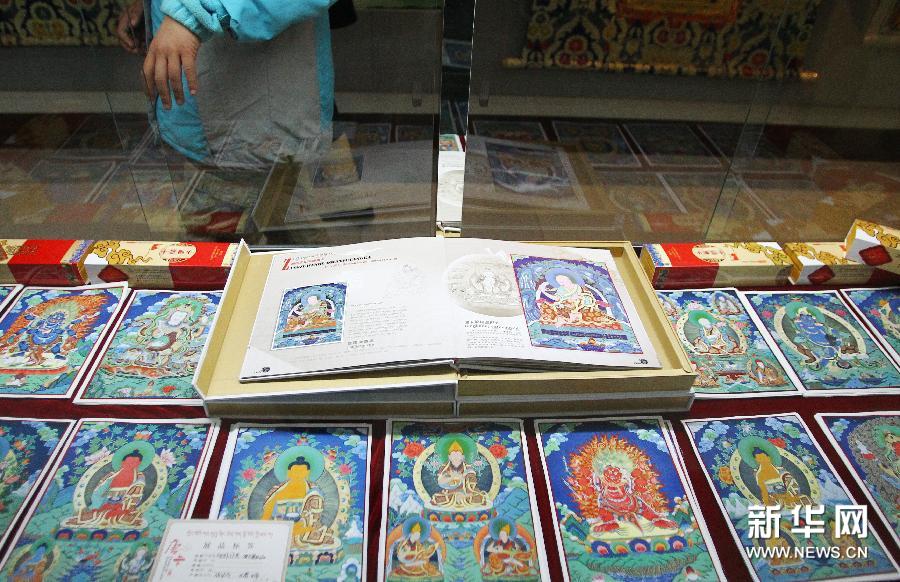  （3）1月16日，在韓國首爾中國文化中心，參觀者觀賞介紹唐卡作品的圖冊。
