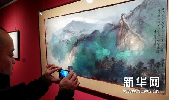  1月21日，觀眾在“張大千藝術展”上拍攝一幅張大千的繪畫作品。新華網圖片 李明放 攝