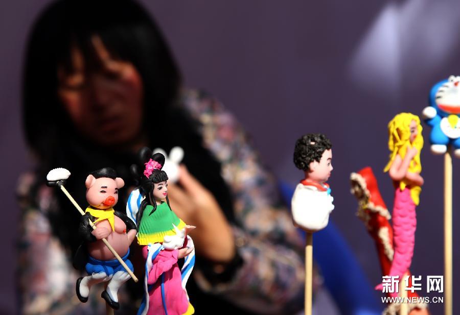（1）1月21日，嵩明彩面玩偶傳承人梁俊麗展示彩面玩偶作品。