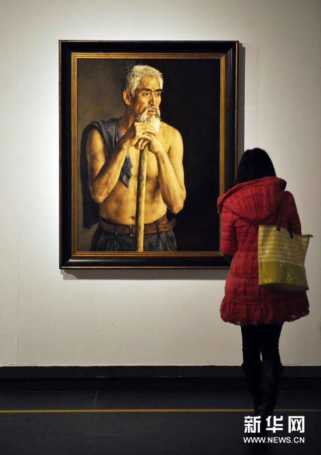  （1）1月25日，一位觀眾在觀看油畫作品。
