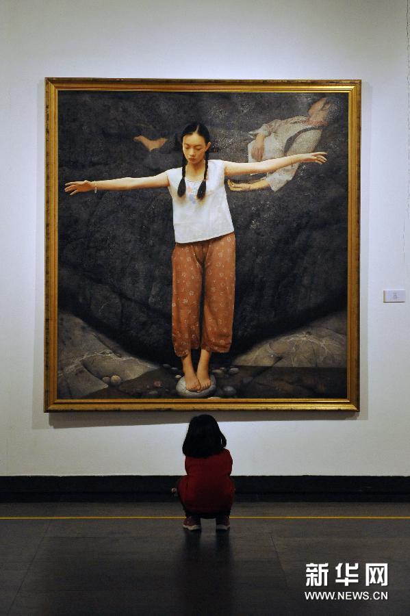   （3）1月25日，一名小女孩在觀看油畫作品。
